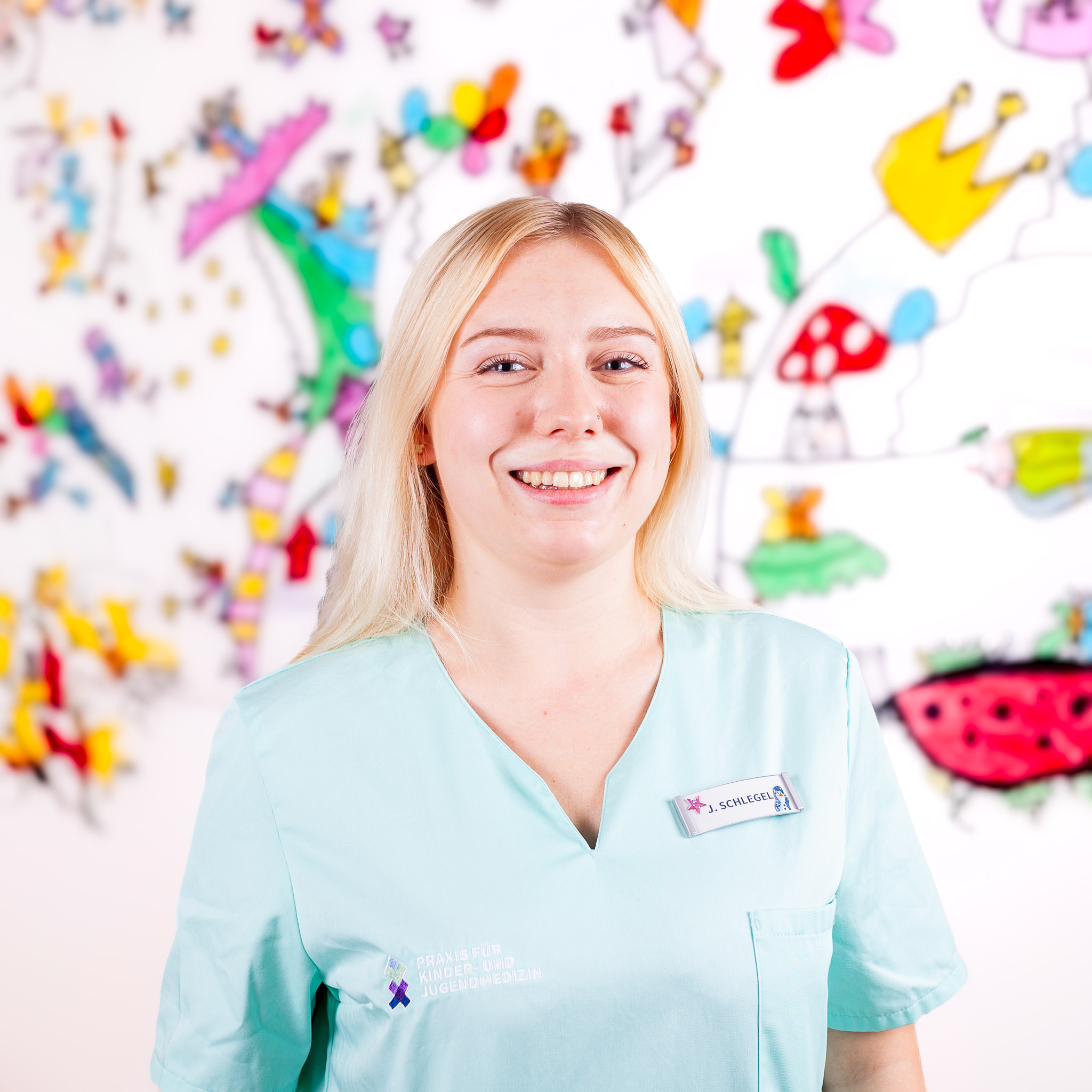 Zufriedene Mitarbeiterin: Frau Schlegel. Medizinische Fachangestellte in der Praxis Kinder- und Jugendmedizin in Heddesheim